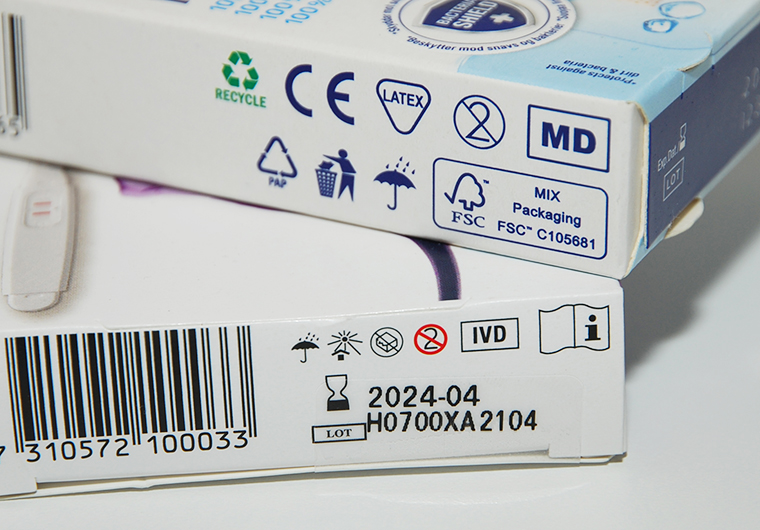  På bilden är plåstret och graviditetstestpaketen med MD- och IVD-symboler.